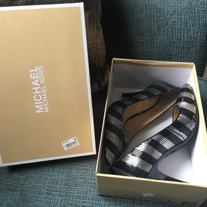 Michael Kor mid pumps, silver/black